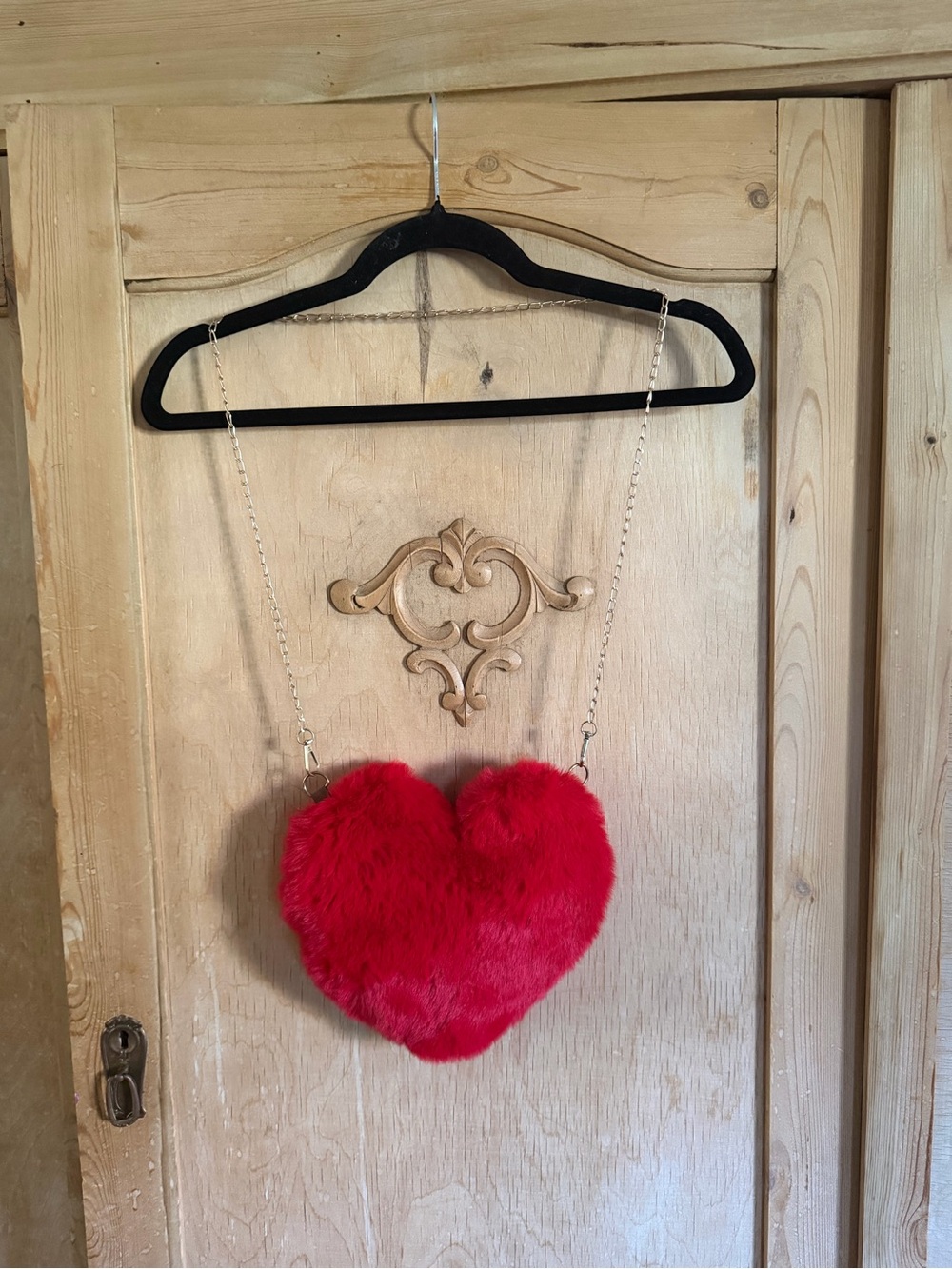 Source Unknown Red Heart Fur Crossbody Bag with Gold Chain